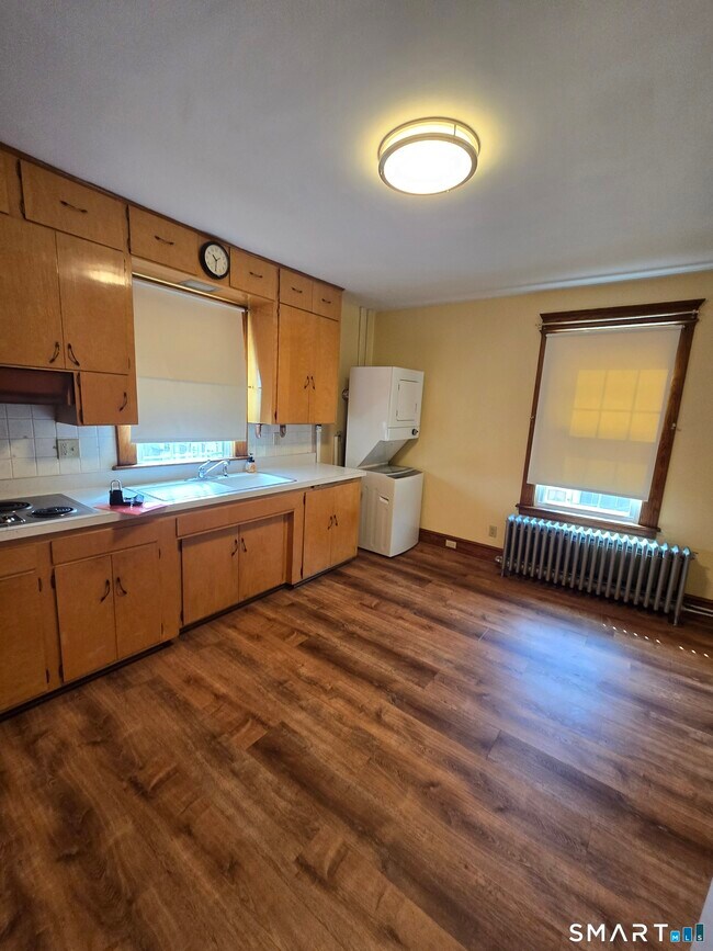 Building Photo - 158 Martone St
