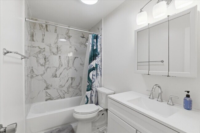 Building Photo - Comfortable Single-Family Home with Functional Layout and Outdoor Space