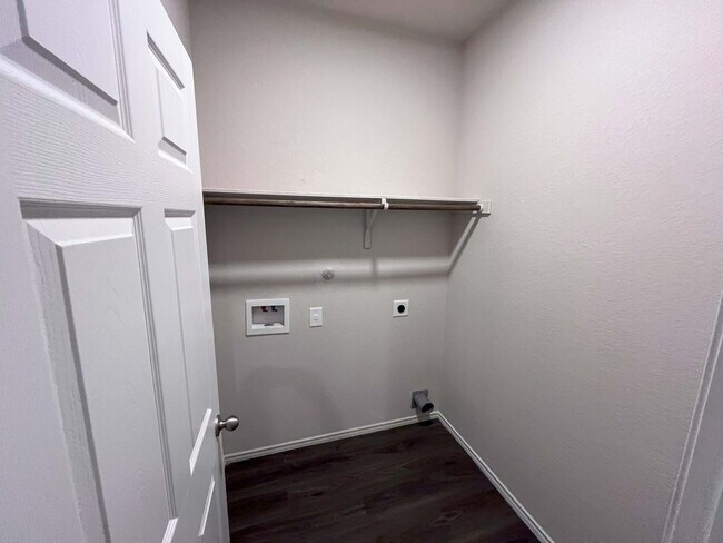 Building Photo - Available NOW, No Carpet, Ceiling Fans, La...