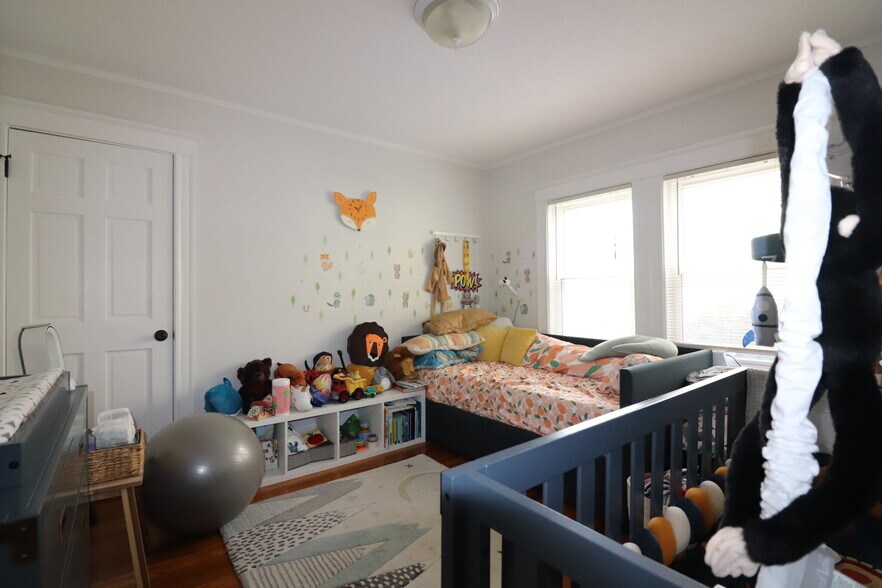 Building Photo - 39 Larch St