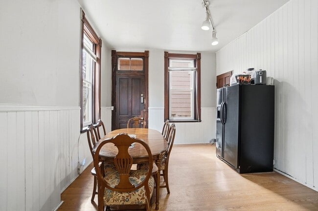 Building Photo - 7 bed/2 bath on Rohs St., Mins. from UC for Only $600/pp ($4,200/mo)!