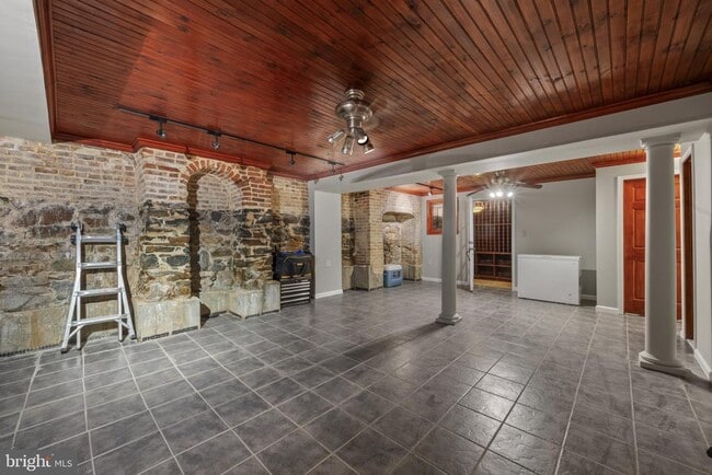 Building Photo - 709 S Bond St