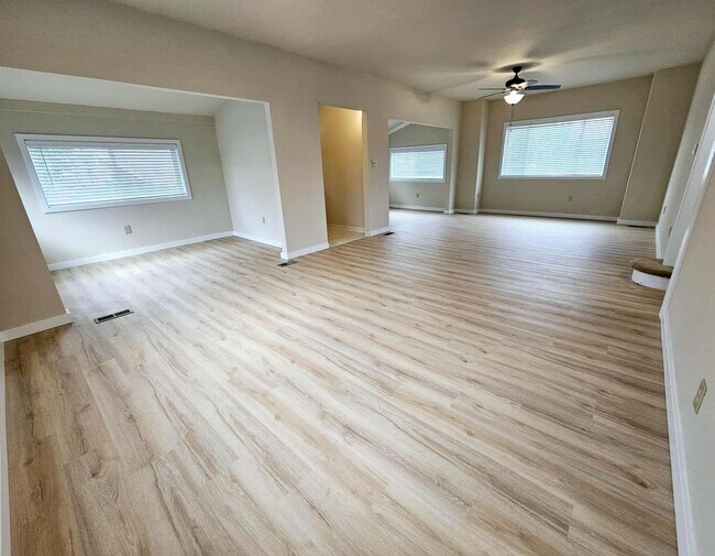 Building Photo - Charming house in desirable downtown Sumner