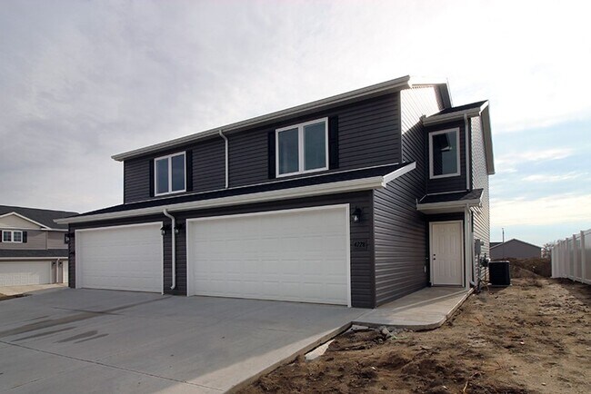 Building Photo - Looking for a modern twin home in a great ...