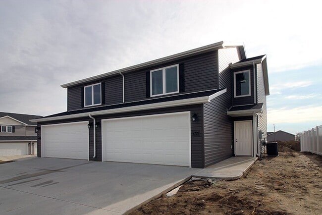 Building Photo - Looking for a modern twin home in a great North Bismarck location?
