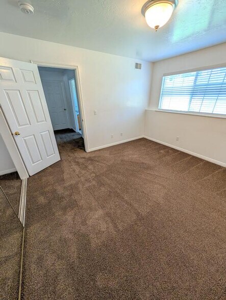 Building Photo - 370 E 1420 S
