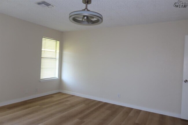 Building Photo - 5030 Edgecliff Dr