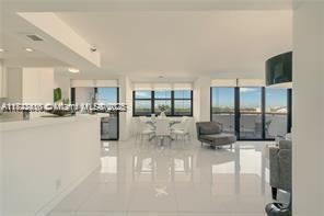 Building Photo - 2555 Collins Ave