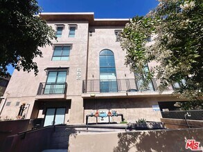 Building Photo - 552 N Hobart Blvd