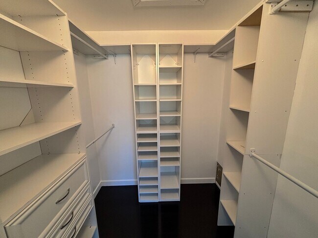 Building Photo - Clean 2 bedroom condo located near downtown Fullerton