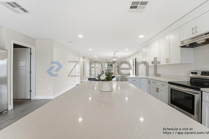 Building Photo - 1121 E Apache St