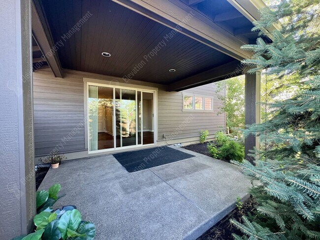 Building Photo - 4 BR - 2.5 BA Luxury Golf Course Living on...