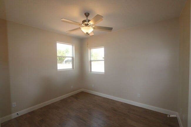 Building Photo - 397 W Willow Dr
