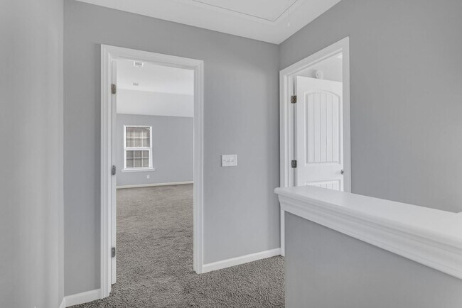 Building Photo - 4 bedroom 2.5 home located Huntington neighborhood close to Ft. Stewart