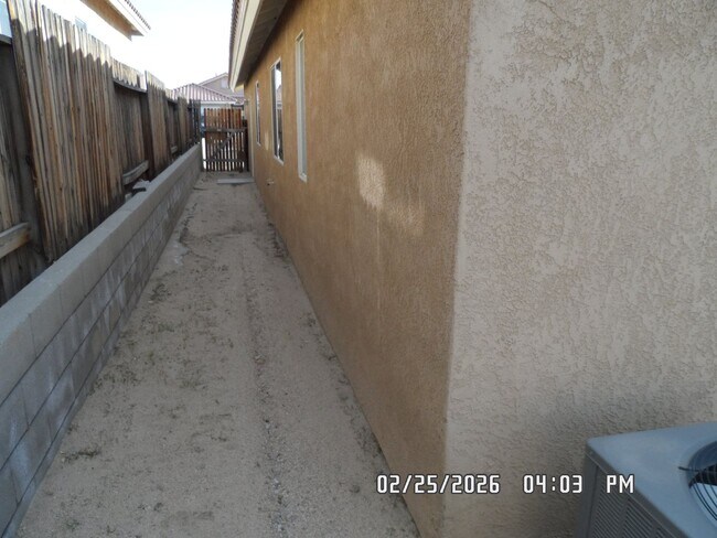 Building Photo - 3 Bedrooms, 2 Bathrooms, Approx 1582 sq. ft., 2 Car Garage, Fenced Back Yard, Rock-scaped Front Y...