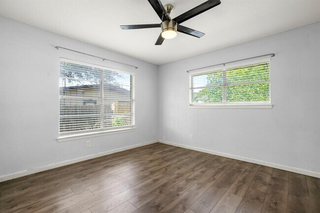 Building Photo - 11702 Oak Trail