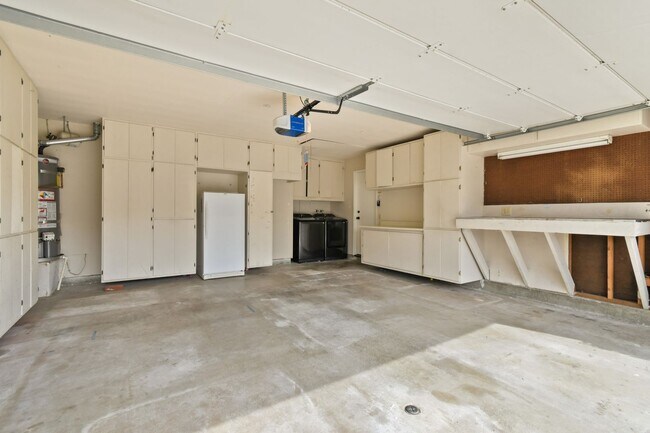 Building Photo - Beautiful 4BR Single-Story Home with Solar in Summercreek