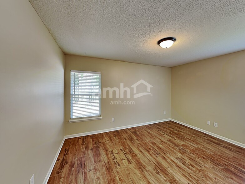 Building Photo - 821 E Tennessee Ter