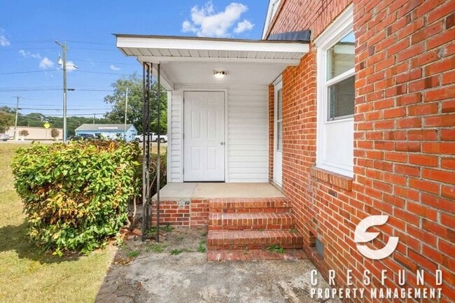 Building Photo - 3 Bedroom, 1 Bath with Fresh and Modernize...