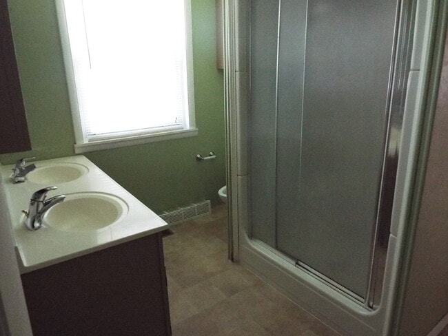 Building Photo - Two bedroom/one bathroom single family hou...