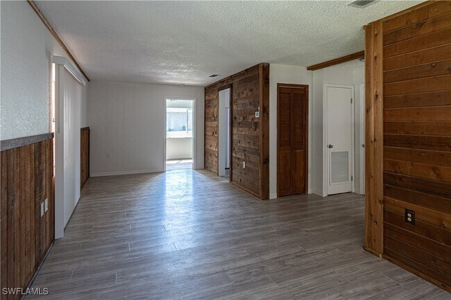 Building Photo - 2352 Sunnyview Dr