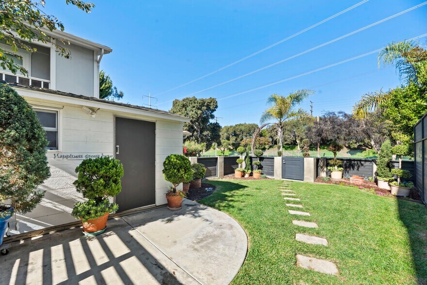 Building Photo - 662 Rosecrans Ave