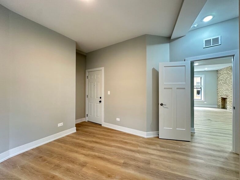 Building Photo - 451 W Belden Ave