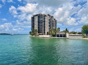 Building Photo - 801 N Venetian Dr