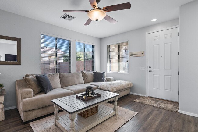 Building Photo - 3846 E Palmer St