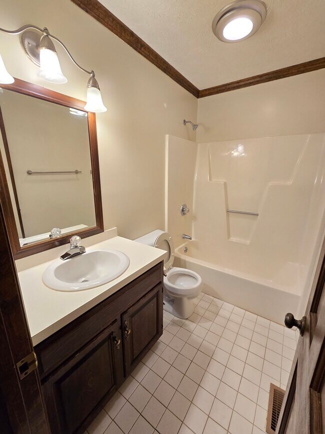 Building Photo - Spacious Townhouse for Rent!