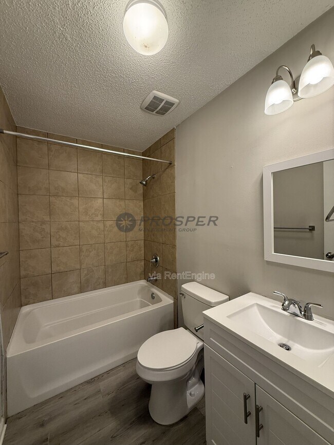 Building Photo - 1047 Oakcrest Dr