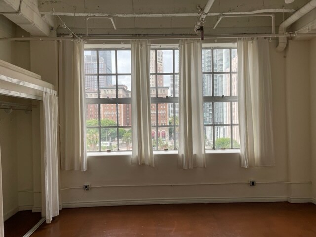 Building Photo - 312 W 5th St