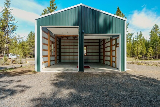 Building Photo - Home with Shop Close to Big Deschutes