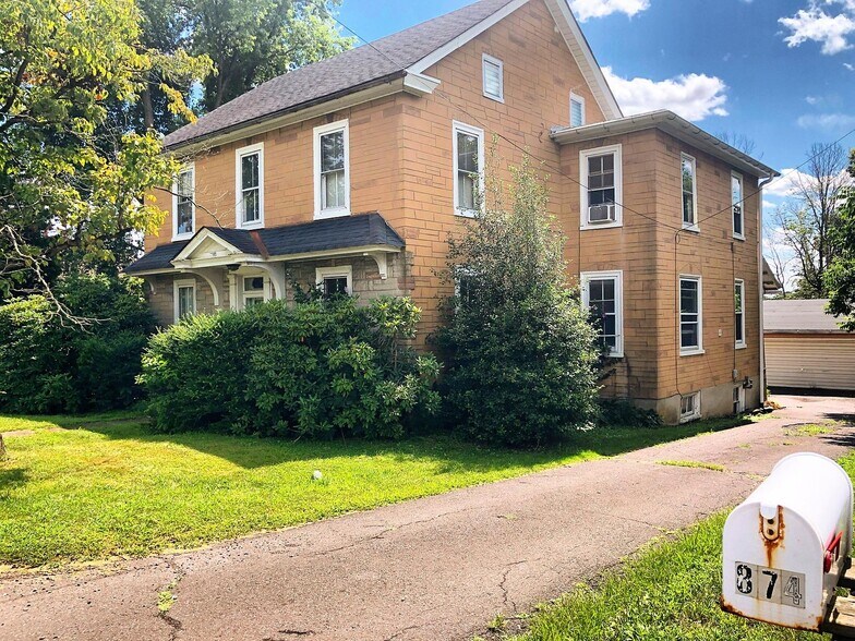 Building Photo - 876 Main St