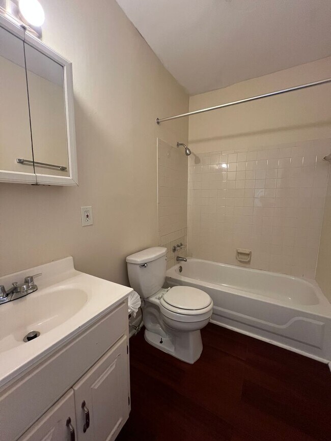 Building Photo - 1423 W Fayette St