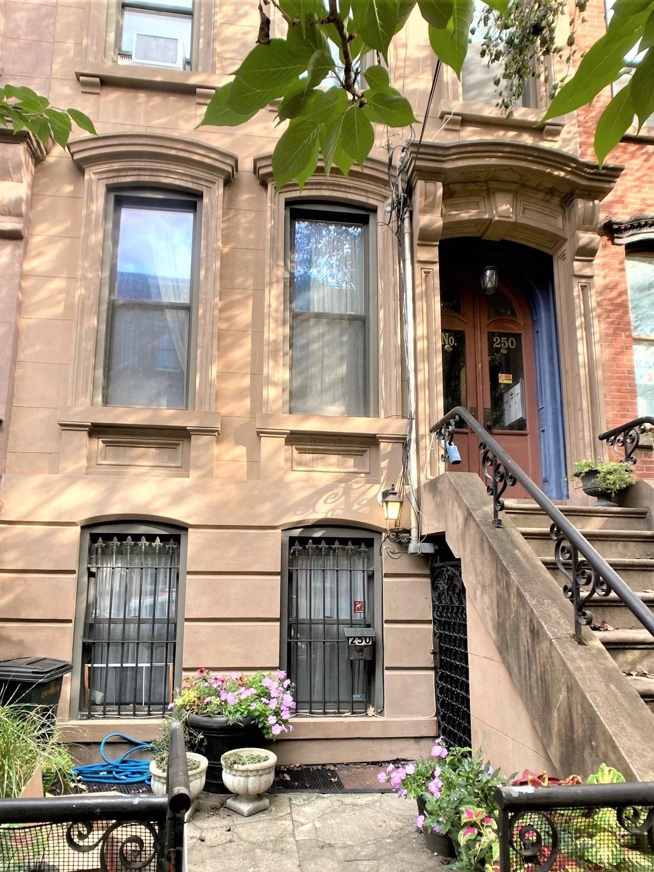 Building Photo - 250 5th St