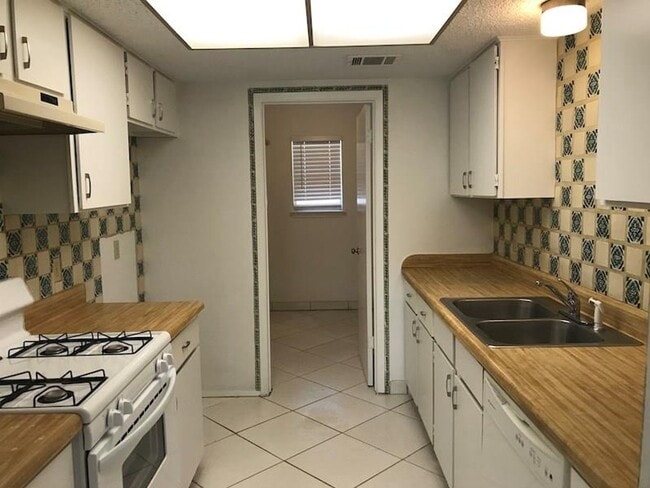 Building Photo - $500 OFF FIRST MONTH RENT IF MOVE IN BY 8/...