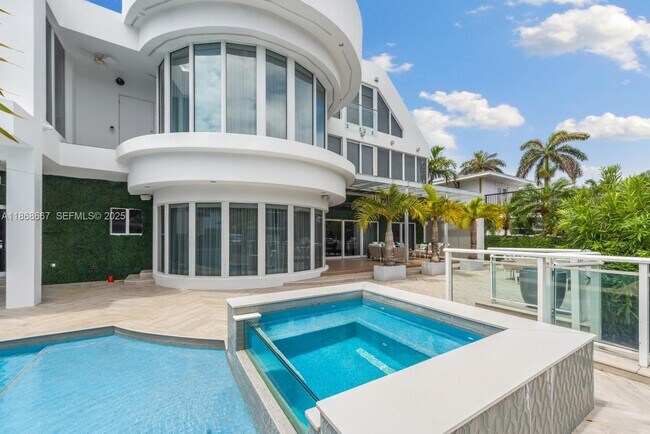 Building Photo - 1319 Seminole Dr