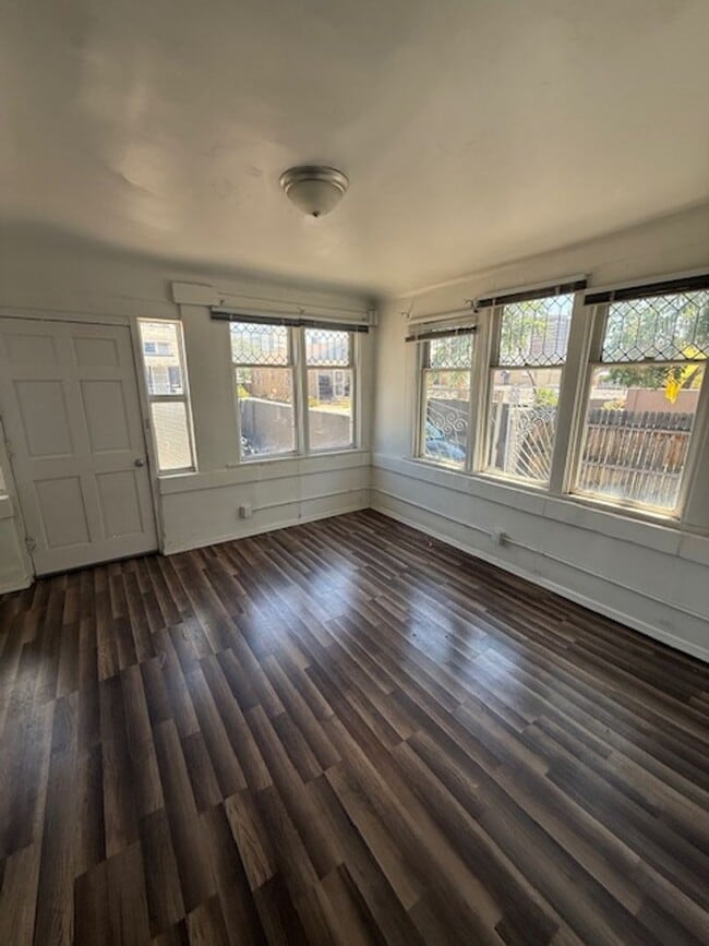 Building Photo - Close to Downtown Beautiful 2 bed 1 bath