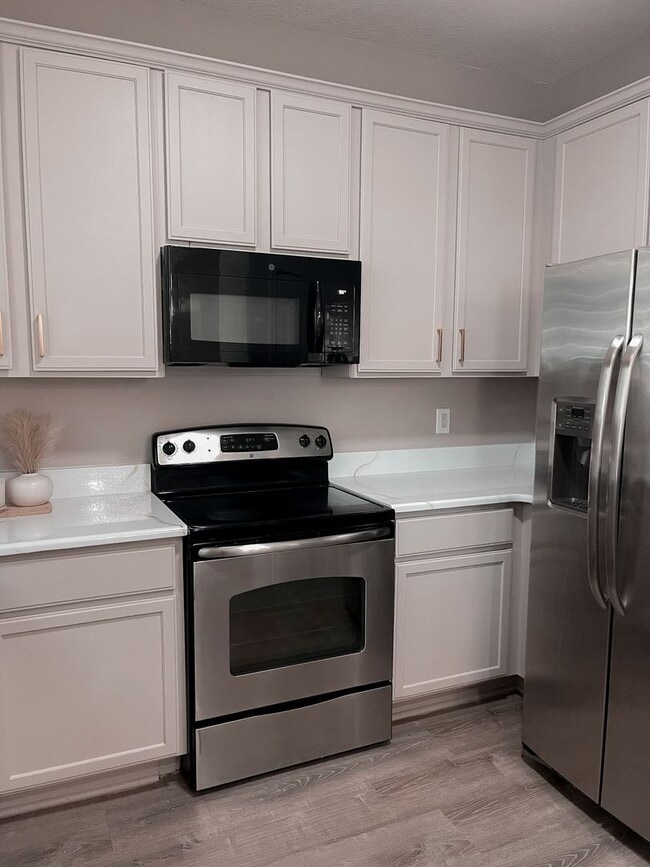 Building Photo - Beautiful Townhouse