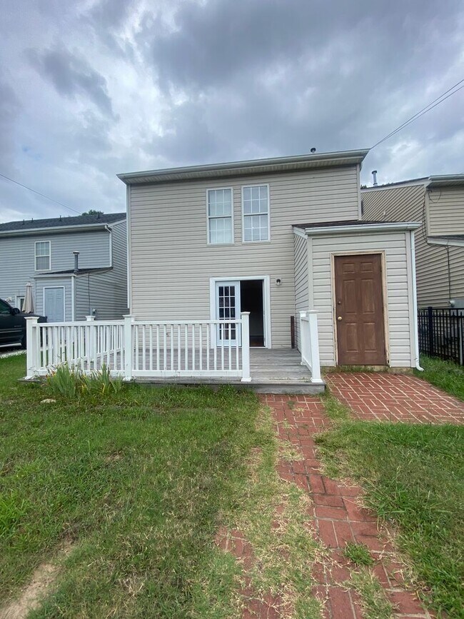 Building Photo - Spacious 3 Bedroom 2.5 Bathroom Home in Randolph Neighborhood