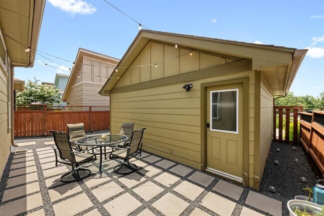 Building Photo - 915 Banyon St