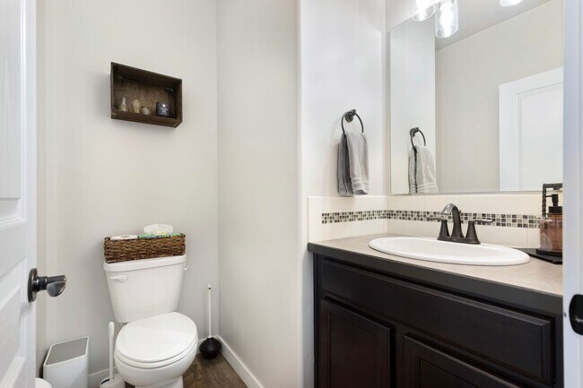 Building Photo - Stunning 5-Bedroom Family Home on a Corner...