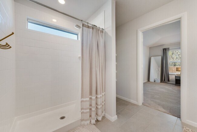 Building Photo - Amazing 4 Bed, 2 Bath Rental Ready for New...