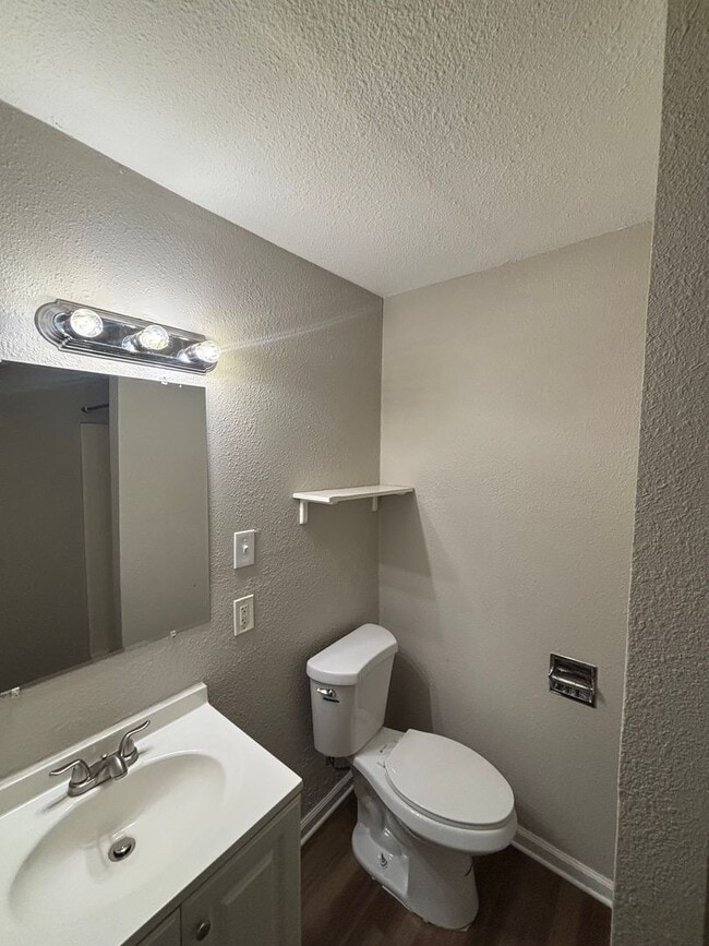 Building Photo - AVAILABLE NOW! MOVE IN SPECIAL! 3 Bedroom, 2 Bathroom in Kansas City! $1,350