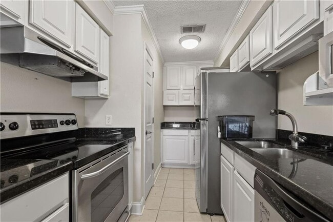 Building Photo - 4800 Pontchartrain Dr