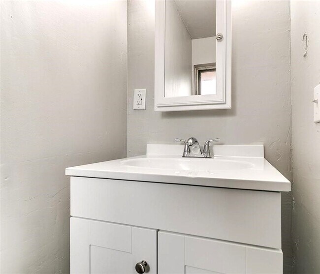 Building Photo - Super 4 Bed 1.5 Bath in the South Gate Addn in Moore, OK