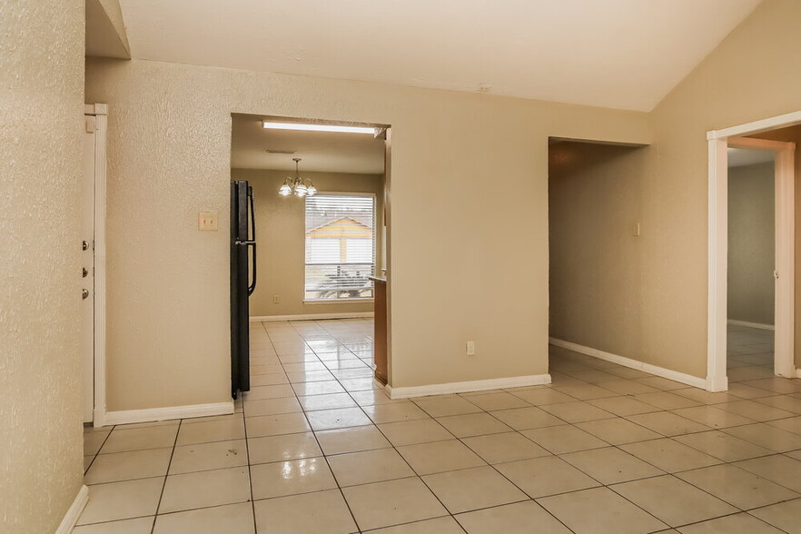 Building Photo - 2007 Deerhurst Ln