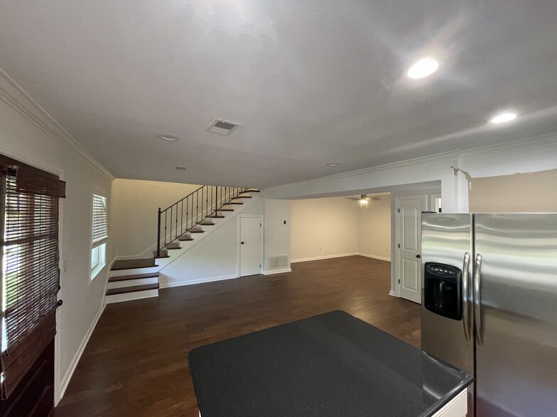 living - 114 Orleans Oak Ln
