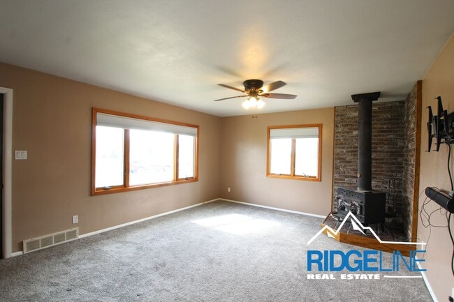Building Photo - East-End Single Level Home for Lease!